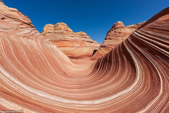 Lớp đá trầm tích bị xói mòn qua hàng triệu năm trong sườn núi Coyote Buttes thuộc Khu bảo tồn quốc gia Vermilion Cliffs ở Arizona.