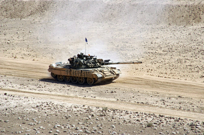 Xe tăng T-55AMV được bọc giáp phản ứng nổ ERA dũng mãnh trên chiến trường sa mạc. Nguồn ảnh: Oryx