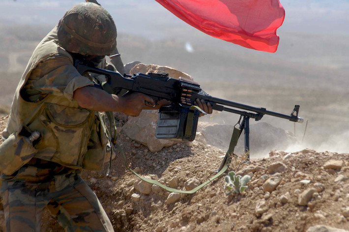 Binh sĩ Syria với trung liên PKM. Nguồn ảnh: Oryx