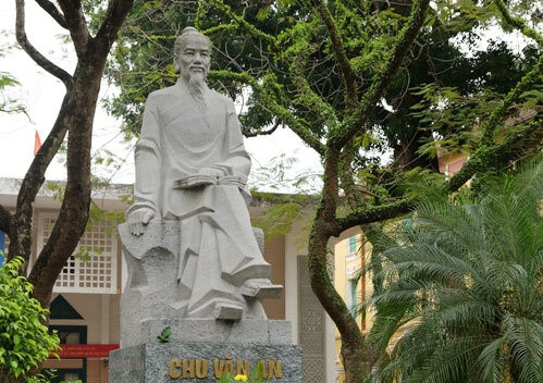 Khi Trần Nghệ Tông lên ngôi, Chu Văn An ra kinh đô bệ kiến vua mới, nhưng không nhận chức tước gì, trở về núi cũ. Ông cho rằng cái quan trọng của con người không ở chỗ chức tước mà ở phẩm giá. Giữ một chức phận nhỏ mà có ích cho đời thì đáng quý biết bao nhiêu. Còn giữ chức tước lớn mà không làm gì có lợi cho dân, cho nước thì chức tước ấy có nghĩa gì.