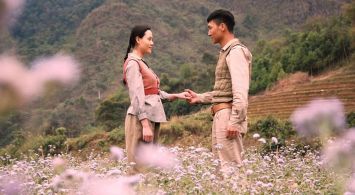 Lấy không gian của thời chiến, Bên cửa sổ kể về một tình yêu bình dị, trong sáng và cao đẹp giữa người lính trẻ vào mùa xuân trở về thăm phố phường và người yêu là cô thợ trẻ trong những ngày mặt trận bình yên.