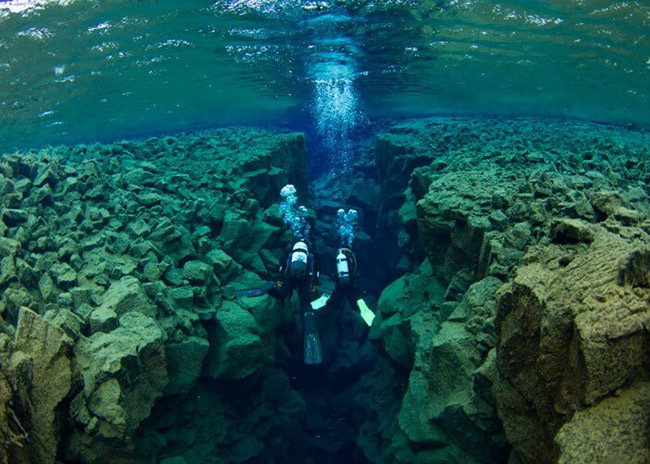 Silfra Rift ngăn cách hai lục địa và hai mảng kiến tạo, cụ thể là các mảng Bắc Mỹ và Âu-Á. Nó chiếm diện tích khoảng 600 x 200 m. Nó được quảng cáo là một trong những hiện tượng độc đáo nhất trên Trái đất.