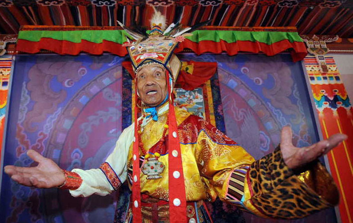 Bí ẩn người kể chuyện của vua Gesar Life of King Gesar là một sử thi anh hùng Tây Tạng nổi tiếng và là sử thi sống duy nhất trên thế giới ngày nay, được truyền lại chủ yếu bằng miệng bởi các nghệ sĩ dân gian. Hầu hết những người kể chuyện nói rằng họ được Chúa hoặc Vua Gesar triệu tập trong một giấc mơ, và sau đó họ bắt đầu hát không kiểm soát. Ở Tây Tạng, một số thanh thiếu niên mù chữ có thể bất ngờ kể về thiên anh hùng ca của vua Gesar với hơn một triệu từ. Hiện tượng đáng kinh ngạc này vẫn chưa được giải thích.
