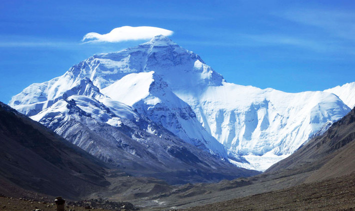 Bí ẩn trên đỉnh núi Everest Khi thời tiết dễ chịu, người ta luôn có thể nhìn thấy những đám mây hình lá cờ màu trắng sữa trên đỉnh núi Everest ở Tây Tạng. Tư thế đám mây trên đỉnh núi Everest rất đa dạng, đôi khi trông giống như những lá cờ tung bay trong gió, đôi khi giống như một làn sóng lớn; Đôi khi biến thành làn khói mảnh mai và duyên dáng. Do sự thay đổi của đám mây có thể phản ánh sự thay đổi của luồng không khí cao, đám mây cờ Mount Everest được gọi là "cánh quạt tối cao của thế giới".