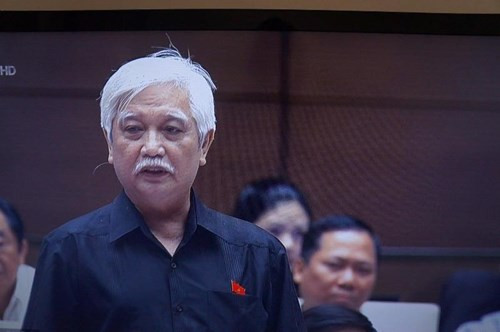 Bên lề kỳ họp Quốc hội, Đại biểu Dương Trung Quốc đã có đôi lời phát biểu liên quan tới vụ Đồng Tâm. Theo ông, việc dùng chữ "đầu thú" là không ổn. Ảnh: Đại biểu Dương Trung Quốc. (Nguồn ảnh PLO) (Xem chi tiết >> Đại biểu Dương Trung Quốc tâm tư vụ Đồng Tâm: Dùng chữ “đầu thú” không ổn)