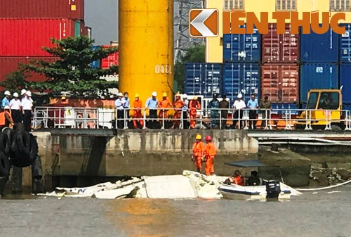 Một vụ đâm hai tàu container trên sông Đồng Nai sáng 1/11 khiến nhiều thùng cả xuất khẩu trôi trên sông, dân lao vào "hôi của". Ảnh hiện trường vụ tai nạn đường thủy giữa hai tàu hàng container. (Xem chi tiết >> Đâm tàu hàng container trên sông Đồng Nai, dân lao vào “hôi của”)