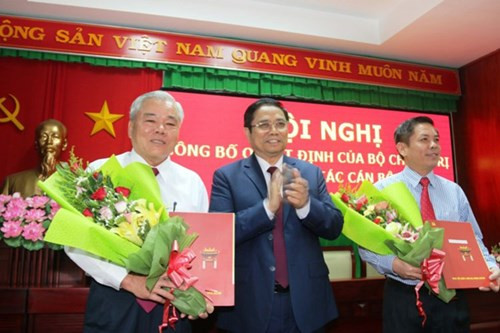 Tại Sóc Trăng, ông Phạm Minh Chính, Trưởng ban Tổ chức Trung ương, thay mặt Bộ Chính trị công bố và trao quyết định của Bộ Chính trị về việc phân công ông Phan Văn Sáu, Ủy viên Trung ương Đảng, Tổng Thanh tra Chính phủ, tham gia Ban Cấp hành Đảng bộ, Ban Thường vụ Tỉnh ủy và giữ chức bí thư Tỉnh ủy Sóc Trăng nhiệm kỳ 2015-2020. (Xem chi tiết >> Ông Phan Văn Sáu chính thức là bí thư tỉnh Sóc Trăng) Ảnh Pháp luật TP HCM