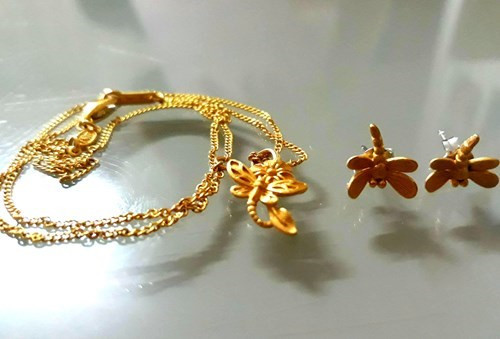Bán vàng nhưng không niêm yết giá mua vào-bán ra hằng ngày, Prima Gold đã vi phạm pháp luật theo Nghị định số 96/2014/NĐ-CP quy định về hoạt động ngoại hối và kinh doanh vàng. Ảnh bộ trang sức chị N.M.H mua tại Prima Gold giá 21.200.000 đồng - giảm 12% còn 18.565.000 đồng, nhưng bán lại chỉ được thương hiệu vàng này thu mua khoảng 8,3 triệu đồng. (Xem chi tiết >> Không niêm yết giá vàng mua vào-bán ra hàng ngày, Prima Gold có thể bị phạt đến 60 triệu?)