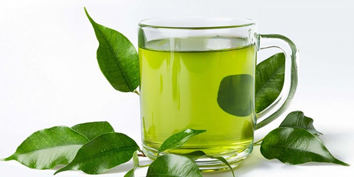 Trà xanh: Trong nước trà xanh có rất nhiều phenol, đặc biệt có tác dụng tiêu viêm, ức chế và tiêu diệt các vi khuẩn và siêu vi trùng có hại trong miệng, giúp làm sạch khoang miệng và mang lại cảm giác sảng khoái, ngăn ngừa chứng hôi miệng “ghé thăm”. (Ảnh: KHDS)
