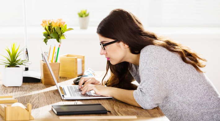 Hội chứng tư thế khổ sở: "Tư thế khổ sở" (poor posture) như ngồi trượt người xuống ghế, đứng ngửa ra sau, gục mặt xuống bàn - tất cả những điều này có thể dẫn đến các vấn đề sức khỏe khác như: mất cân bằng cơ bắp, cong vẹo cột sống và tăng cân.