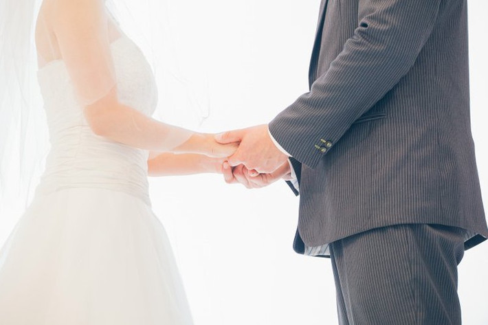 Mơ kết hôn với một người lạ: Giấc mơ này thể hiện bạn là người luôn đóng vai trò của người “bảo vệ” trong các mối quan hệ. Giấc mơ này còn là dấu hiệu bạn từng cam kết một điều gì đó nhưng không hiểu bản thân muốn gì trong cuộc sống.