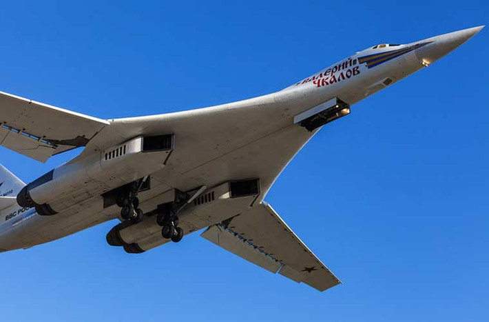 Tu-160 được thiết kế với 2 khoang vũ khí trong thân chứa tổng cộng 40 tấn bom, tên lửa. Trong kho vũ khí của Tu-160 đáng lưu ý là có tên lửa hành trình đối đất tầm siêu xa Kh-55 đạt tầm bắn 2.500-3.000km.