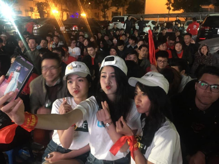 Một số cô gái xinh xắn tranh thủ selfie trước giờ bóng lăn.