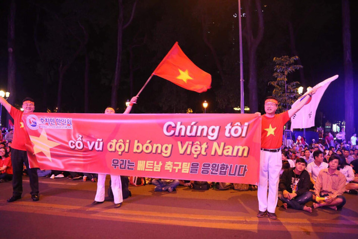 Một số người dân Hàn Quốc đang sinh sống và làm việc tại TP HCM cũng hòa chung không khí bóng đá.