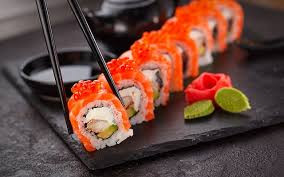 3. Sushi Món ăn thơm ngon này dẫn đến lão hóa da sớm và gây ra mụn trứng cá. Sushi chứa một lượng lớn muối, kẻ thù tồi tệ nhất đối với sức khỏe, đồng thời dẫn đến làn da mất nước và xỉn màu. Thức ăn mặn làm cho các tế bào giữ lại chất lỏng, làm khuôn mặt sưng húp. Ảnh Internet