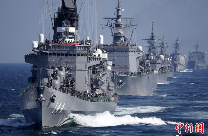 Cứ ba năm một lần, Lực lượng Phòng vệ Nhật Bản (JMSDF) sẽ tổ chức cuộc diễu binh, diễu hành quy mô lớn trên vịnh Sagami với sự tham gia của hàng loạt tàu chiến hiện đại nhất JMSDF. Ảnh: Tàu chiến Nhật Bản biểu dương sức mạnh hiện đại, tinh nhuệ trên vịnh Sagami.