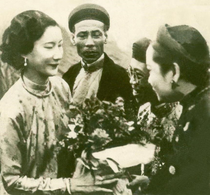 Mấy hôm sau, đoàn rước dâu đưa cô dâu Nam Phương hoàng hậu của Hoàng đế Bảo Đại đến đèo Hải Vân, các quan từ Huế vào đón tiếp. Hai họ cũng gặp nhau giữa đèo và đoàn xe nhập làm một trực chỉ về Huế. Tới Huế, họ nhà gái được mời vào trong cung Trú Tất nghỉ để chờ đến ngày 20/3 mới cử hành hôn lễ.