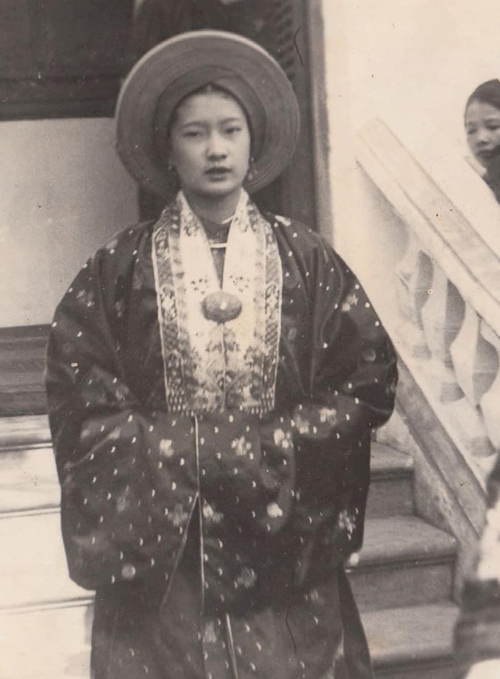 "Buổi lễ ngắn ngủi chấm dứt. Hoàng hậu đã bên tôi. Chúng tôi sánh vai nhau bước đi trong tiếng nhạc mừng, qua Tử Cấm Thành vào điện Kiến Trung - nơi ở và làm việc chính của chúng tôi”.