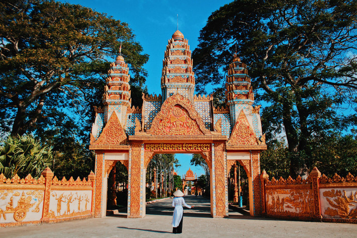 Ngoài nhà công tử Bạc Liêu còn có chùa Xiêm Cán. Đây là ngôi chùa đẹp trong hàng loạt chùa Khmer tại Nam Bộ. Cổng chùa Xiêm Cán được chạm trổ các hoa văn nổi cuốn hút người nhìn. Kéo dài hai bên cổng là bờ tường rộng kiên cố trang trí bằng nhiều họa tiết độc đáo bao quanh chùa.