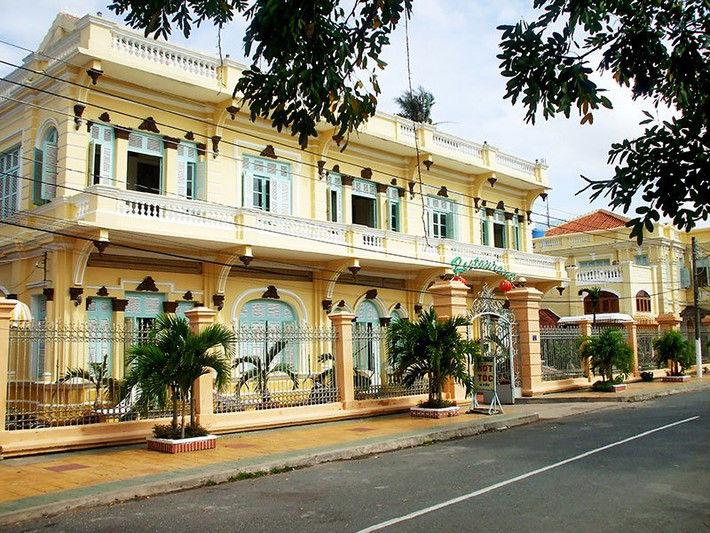 Đó là nhà công tử Bạc Liêu. Đây là công trình cổ giao thoa giữa kiến trúc Pháp – Việt do một kĩ sư người Pháp thiết kế vào năm 1919. Dinh thự rộng lớn mang trong mình vẻ đẹp cổ điển và quyền quý thời bấy giờ của công tử Bạc Liêu.