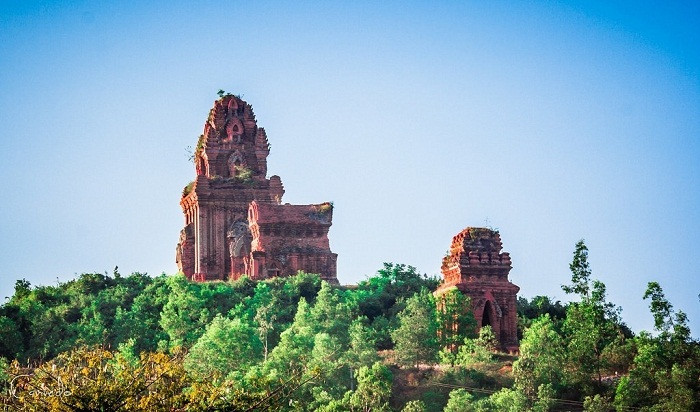 Hiện nay, Bình Định còn lại 14 công trình tháp Chăm, tập trung thành 8 cụm tại các địa điểm khác nhau: Bánh Ít, Dương Long, Tháp Đôi, Cánh Tiên, Phú Lốc, Thủ Thiện, Bình Lâm và Hòn Chuông.