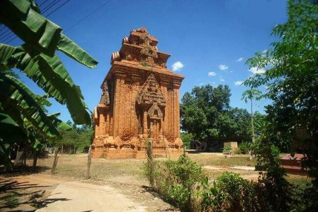 Tháp Bình Lâm: Tháp cao đồ sộ, khoảng 20m. So với các tháp Chăm thuộc phong cách Mỹ Sơn A1, tháp Bình Lâm không duyên dáng, thanh tú và rực rỡ bằng. Thế nhưng, chính việc mất đi các hoa văn trang trí trên mặt tường lại góp phần làm nổi bật những hình tượng điêu khắc chính.