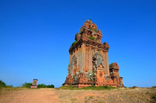 Tháp Bánh Ít: Được xây dựng vào cuối thế kỷ 11, trên đỉnh một quả đồi. Đây là một quần thể gồm 4 tháp, đứng nhìn từ xa trông giống như chiếc bánh ít nên dân gian gọi là tháp Bánh Ít. Cụm tháp được đưa vào cuốn sách “1.001 công trình kiến trúc phải đến trong cuộc đời” của một nhóm tác giả người Anh.