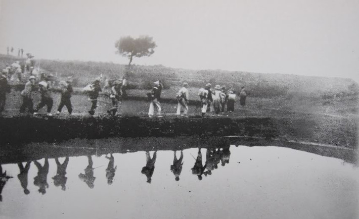 Đêm 17/2/1947, trung đoàn Thủ đô rút quân khỏi Hà Nội. Được trung đoàn phân công, tiểu đoàn 101 Đồng Xuân đi đầu theo đường gầm cầu Long Biên, nếu gặp địch thì đánh mở đường máu để trung đoàn rút ra. Nhưng hôm đó mưa phùn, giá rét, đêm tối như mực, lính Pháp gác trên cầu co cụm lại, áo ca pốt trùm kín nên không hay biết cả một đoàn quân hơn 1.000 người đang hành quân dưới gầm cầu, dưới mũi súng của họ.