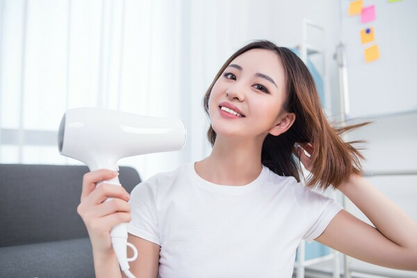 Ngoài ra, có rất nhiều biến thể của lời khuyên rằng nhiệt độ cao có thể giết chết virus, từ việc khuyến nghị uống nước nóng đến tắm nước nóng, hoặc sử dụng máy sấy tóc. Tất cả đều không có cơ sở khoa học.