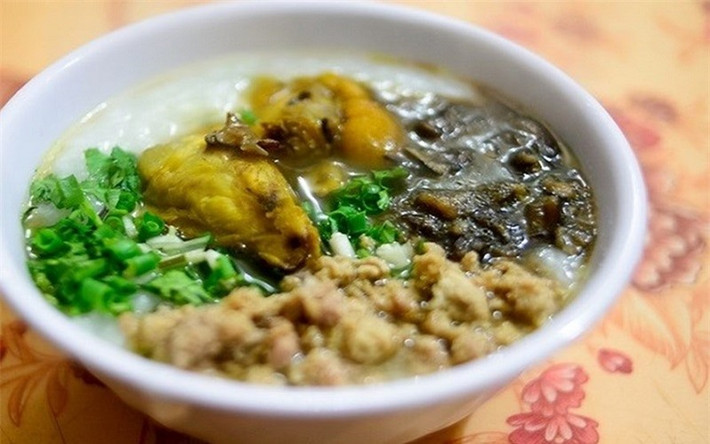 Cháo ấu tẩu: Cháo ấu tẩu ở Hà Giang được làm từ nguyên liệu là củ ấu tẩu, một loại củ có chất độc cực mạnh. Tuy nhiên, qua bàn tay chế biến của người dân bản địa, chúng không những hết độc mà còn rất ngon. Món ăn kỳ lạ cháo ấu tẩu ăn kèm thịt băm, các loại rau thơm, tiêu, hay măng chua.