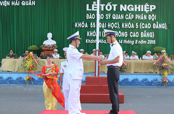 Chuẩn Đô đốc Ngô Quang Tiến – Giám đốc Học viện Hải quân trao bằng tốt nghiệp cho học viên.
