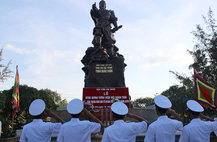 Ngay sau Lễ tốt nghiệp, đông đảo học viên đến dâng hương tưởng niệm tại tượng đài Hưng Đạo Vương Trần Quốc Tuấn - người được tôn vinh là vị Thủy tổ Hải quân Việt Nam.