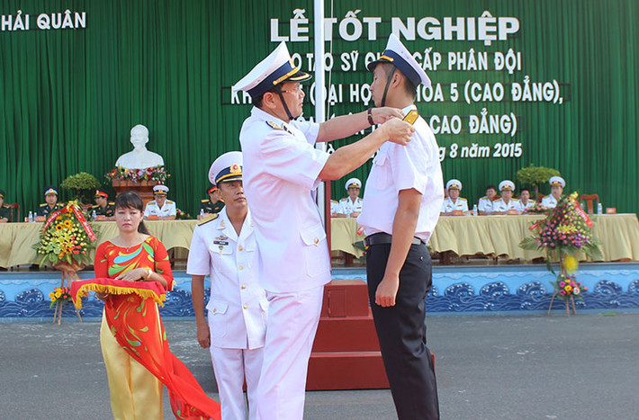 Chuẩn Đô đốc Ngô Sĩ Quyết – Phó Tư Lệnh Quân chủng Hải quân gắn quân hàm cho học viên giỏi.