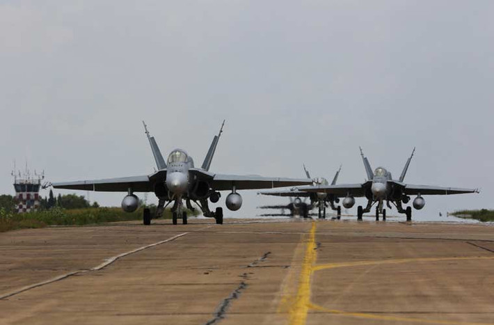 Tiếp sau đội hình tiêm kích JAS-39 là các máy bay chiến đấu F/A-18 Hornet của Không quân Australia.