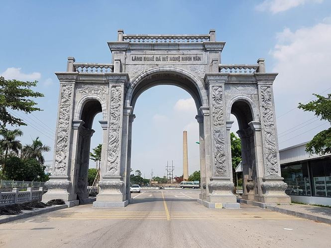 Cổng làng Ninh Vân được đánh giá có mức đầu tư và kỳ công thuộc dạng bậc nhất ở Ninh Bình. Ảnh: M.Đ