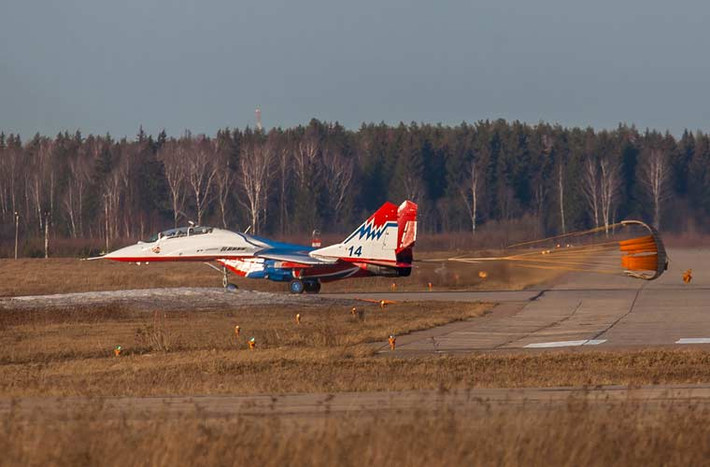Tiêm kích MiG-29UB hạ cánh sau bài bay.