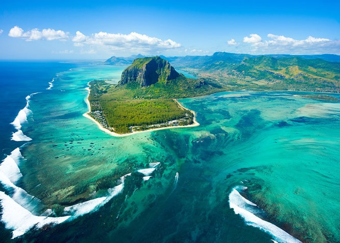 2. Ảo giác “thác nước dưới đáy biển” tại đảo Mauritius Đảo Mauritius là một nơi tuyệt đẹp và độc đáo. Được mệnh danh là một thiên đường nhiệt đới, thiên nhiên nơi đây cũng vô cùng kì vĩ và tạo ra một ảo ảnh đáng kinh ngạc. Khi nhìn từ trên cao xuống, dòng chảy của cát và phù sa tạo ra một cảnh quan ấn tượng về một thác nước dưới đáy biển.