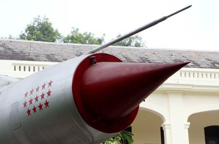 Đây có lẽ chiếc MiG-21 lập nhiều chiến công nhất trong một năm của Không quân Nhân dân Việt Nam. Theo đó, chỉ trong năm 1967, 9 phi công của Trung đoàn không quân 921 đã thay nhau trực ban chiến đấu và lần lượt cùng chiếc 4324 xuất kích chiến đấu, bắn rơi 14 máy bay các loại của Đế quốc Mỹ (dấu sao đỏ trên mũi máy bay thể hiện . Và trong cả cuộc kháng chiến chống Mỹ cứu nước, MiG-21 4324 đã xuất kích 69 lần, gặp địch 22 lần, xạ kích 16 lần.