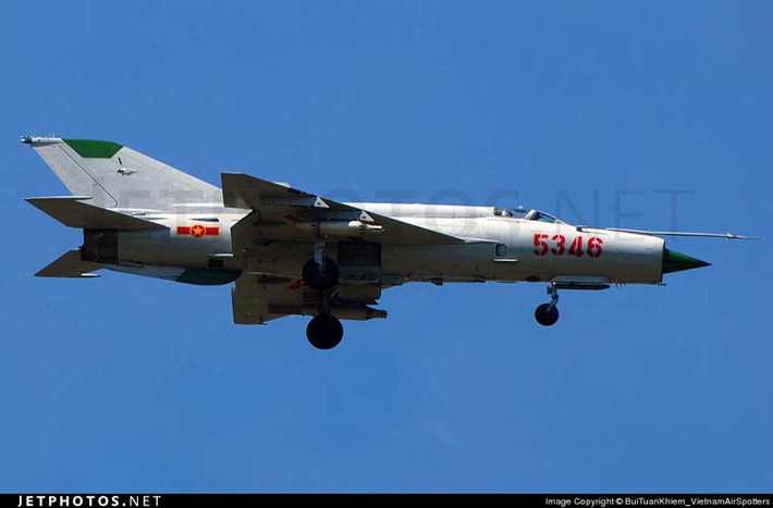 Ngoài ra, MiG-21PF có thể làm nhiệm vụ tấn công mặt đất với khả năng mang ống phóng rocket 57mm hoặc bom FAB-100-250. Ảnh: Jetphotos.net