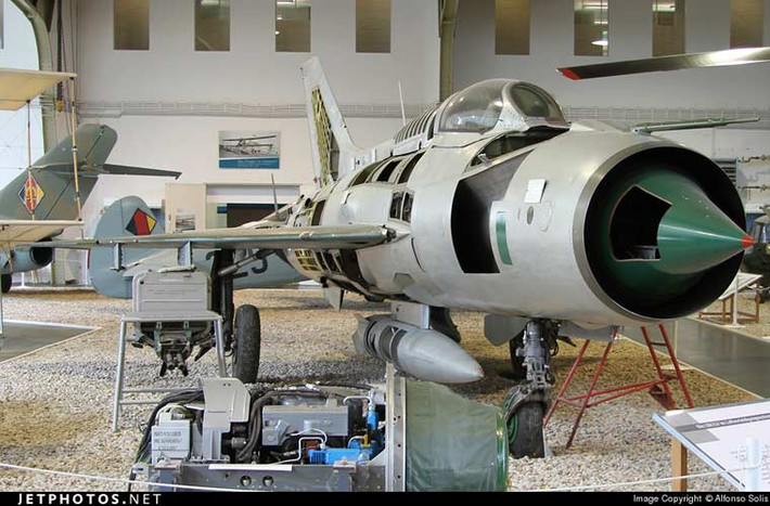 Tiêm kích MiG-21 4324 thuộc biến thể tiêm kích đánh chặn trong mọi điều kiện thời tiết MiG-21PF (NATO định danh là Fishbed-D). Đây được xem là thế hệ 2 của dòng tiêm kích huyền thoại MiG-21. Trong ảnh là chiếc MiG-21PF được cắt hổng một số phần để khách thăm quan có thể nhìn rõ cấu tạo trong máy bay.