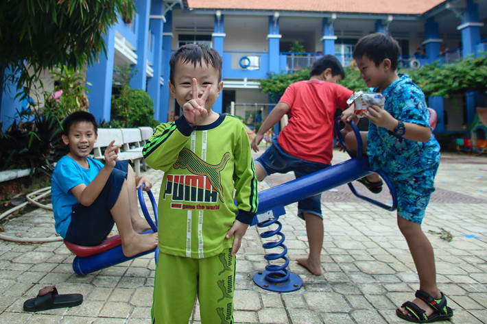 Bà Cao Thị Hải, hiệu trưởng trường mầm non Tuổi Thơ, cho biết 20 cán bộ giáo viên của trường đã túc trực 24/24 để giúp đỡ người dân và các em nhỏ. Dân trú bão được lo ăn uống đầy đủ.