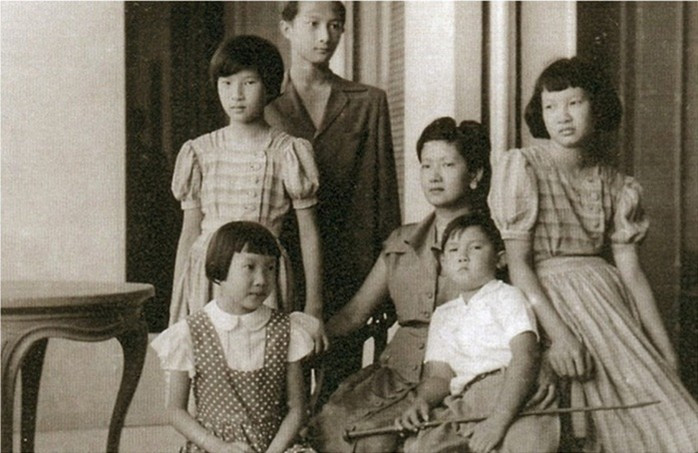 Mâu thuẫn từ việc nuôi dạy Thái tử: Việc nuôi dạy con theo cách phương Tây là điều khiến Nam Phương Hoàng Hậu không được lòng mẹ chồng nhất.