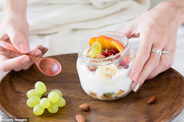 Thực phẩm giàu probiotic bao gồm súp miso, dưa chua, kimchi, sữa chua, kefir và sô cô la đen, giúp cải thiện sức khỏe đường ruột, hỗ trợ tiêu hóa và đồng hóa các chất dinh dưỡng, do đó thúc đẩy mức năng lượng của bạn và cảm giác tổng thể của hạnh phúc.