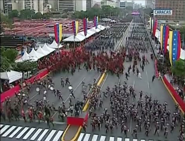 Tổng thống Maduro đã dừng bài phát biểu còn dang dở, trong khi binh sĩ Venezuela rời bỏ hàng ngũ và tháo chạy khỏi hiện trường. Nguồn ảnh: news.cn