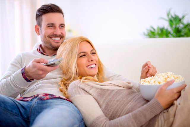 2. Xem TV không ngừng Việc dành thời gian ngày đêm, thậm chí bỏ cả ăn uống để xem những bộ phim dài tập không ngừng nghỉ đã trở nên khá quen thuộc với nhiều người. Việc này thường được cho là thói quen xấu và lãng phí thời gian nhưng hóa ra lại có những mặt lợi nhất định.