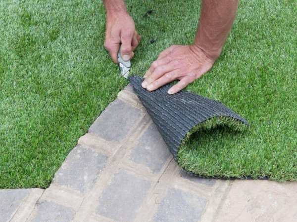 Với khoảng sân rộng, vuông vắn, có thể bạn không muốn đổ bê tông, lát đá hay lát gạch bởi sẽ khiến không gian ngoại thất trở nên thiếu sức sống. Vì thế hãy tạo ra những tiểu cảnh ở góc sân và gắn thêm cỏ nhân tạo mang đến không gian rộng thoáng, thuận tiện cho cuộc sống của mọi người trong nhà.