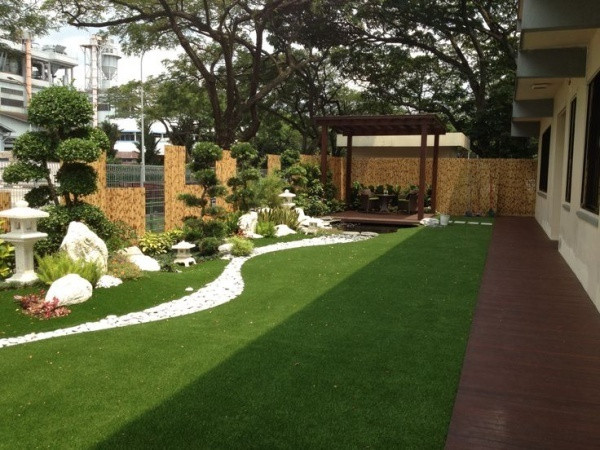 Bạn cũng có thể trồng hoa, cây cảnh tạo đường viền xung quanh hàng rào. Phần diện tích ở giữa được sử dụng để đặt cỏ nhân tạo vừa giúp không gian ngoại thất đẹp như một bức tranh vừa giúp có thêm nơi vui chơi cho bọn trẻ.