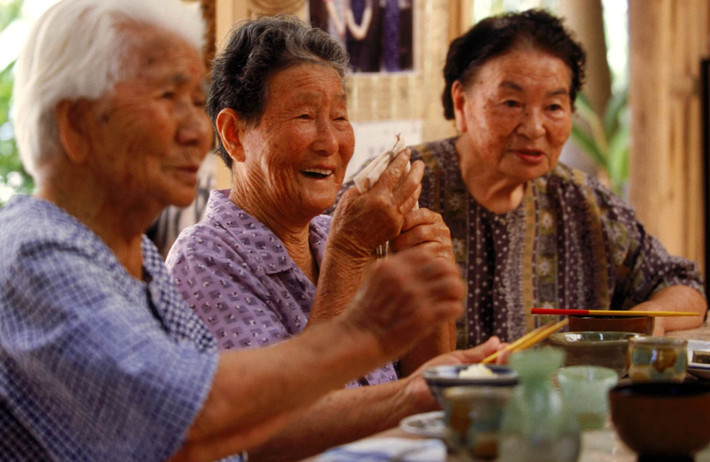 Moai là nơi bạn có thể trao đổi thông tin và giao tiếp với những người khác. Ông Takashi Inafuku, người dân Ogimi tham gia 2 moai, một với nhóm bạn cùng trường và một với đồng nghiệp cũ, cho biết: " Tôi nghĩ rằng tham gia moai, có chung sở thích và xả stress, có thể giúp tăng tuổi thọ".