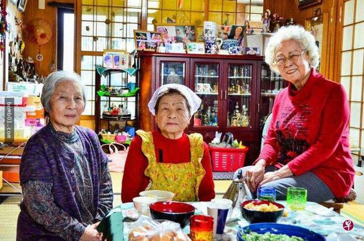 Ngoài di truyền, chế độ ăn uống là yếu tố cần lưu ý để xác định cách sống thọ của người dân Okinawa. Người dân ở đây có cụm từ “nuchi gusui”, có thể dịch là "hãy để thức ăn là thuốc của bạn".