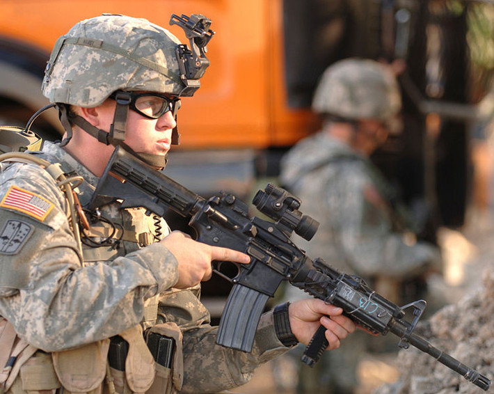 Súng trường tấn công carbine M4 cũng là thứ vũ khí cá nhân rất tốt, nhưng không thể đóng vai trò lớn trong một cuộc chiến với phiến quân cần thêm vũ khí hạng nặng. M4 Carbine hiện cũng là một trong số các súng tiêu chuẩn của Quân đội Philippines. Nguồn ảnh: Wikipedia